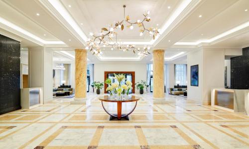 布加勒斯特InterContinental Athenee Palace Bucharest, an IHG Hotel的带有吊灯的酒店大堂