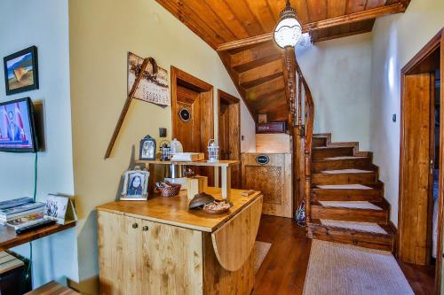 阿玛斯拉坤布迪克酒店的配有木桌和楼梯的家庭办公室