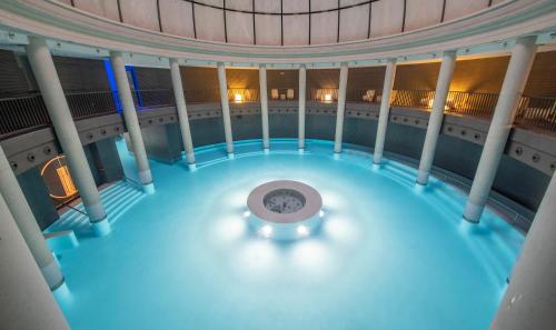 拉斯卡尔达斯Las Caldas by blau hotels的一座室内游泳池,位于一座建筑的中间