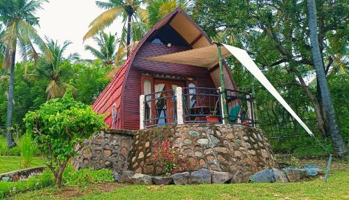 PawenangVilla Pintu Bintang的石墙顶上的一个小房子