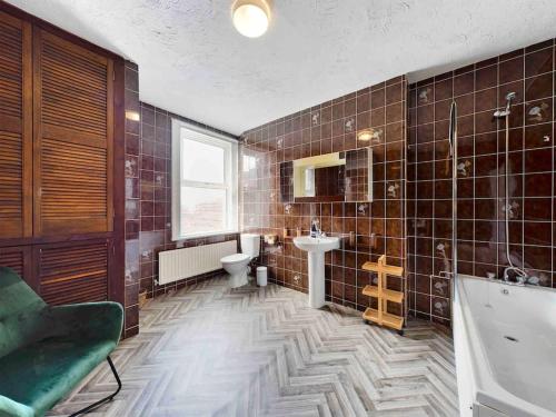 大雅茅斯Spacious apartment with Sea Views on Great Yarmouth Seafront的浴室配有盥洗盆、卫生间和浴缸。