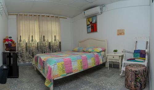 里奥阿查Casa Zaida Hostal Vintage的一间卧室配有一张带五颜六色棉被的床
