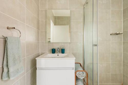 比勒陀利亚Greatest Vacation by the Blyde的浴室配有白色水槽和淋浴。