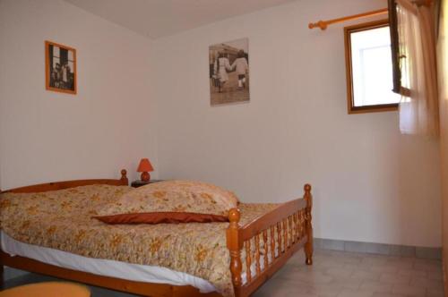 普罗旺斯地区阿莱马尼Bastide la Fondue的一间带床的卧室,位于带窗户的房间内