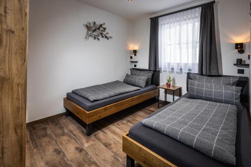 比绍夫斯维森Ferienwohnung Aigner的一间卧室设有两张床和窗户。