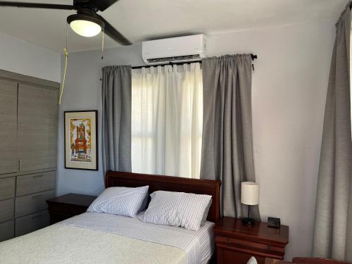 圣胡安拉埃斯坦西亚度假公寓的一间卧室设有一张床和一个窗口
