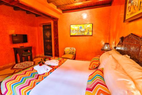 索维拉米莫纳摩洛哥传统庭院住宅的一间卧室配有一张大床和一张沙发
