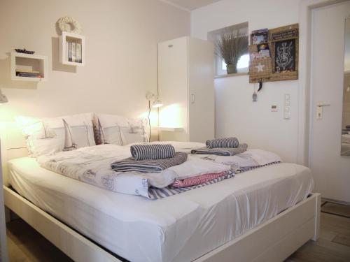 沙博伊茨Strandperle 5的客房内的白色床和毛巾