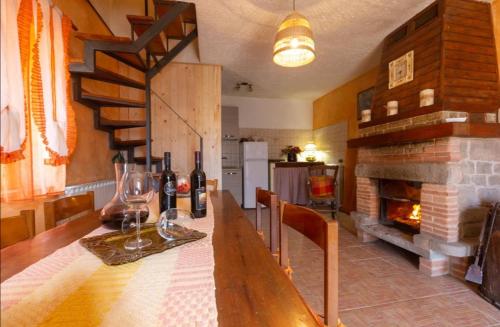 SillanoCasaGiulia的厨房配有带酒杯的桌子和壁炉