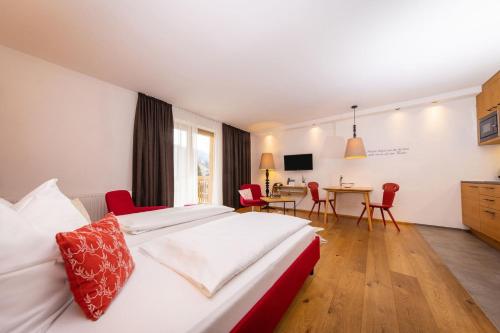 滨湖采尔Hapimag Ferienwohnungen Zell am See的酒店客房 - 带一张床和用餐室
