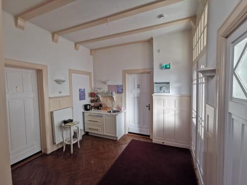 库克斯港黛琪沃吉别墅酒店的一间设有走廊、柜台和门的房间