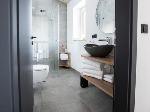 米特尔贝格Kracha Alpinlodge的一间带水槽和镜子的浴室