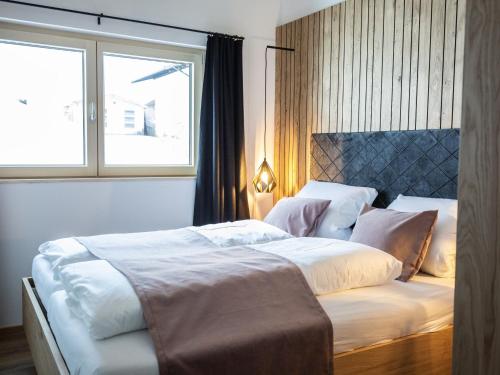 米特尔贝格Kracha Alpinlodge的一间卧室设有两张床和窗户。