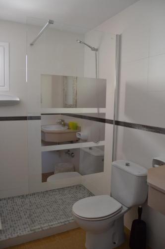 卡拉纳雅达Hotel Vista Sol的白色的浴室设有卫生间和水槽。