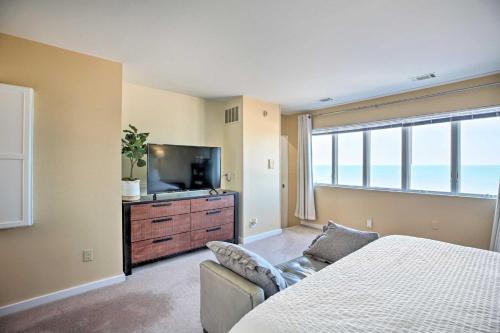 GaryLakefront Family Retreat with Grill Steps to Beach!的一间卧室配有一张床和一台平面电视