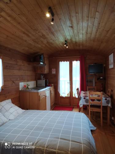热莫扎克Domaine Moulin d'Elemiah的小木屋内一间卧室,配有一张大床