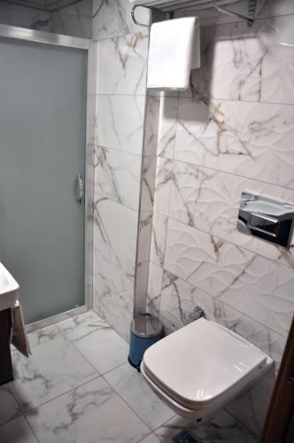 埃尔祖鲁姆ERZURUM DAMAK GRUP的一间带卫生间和淋浴的浴室