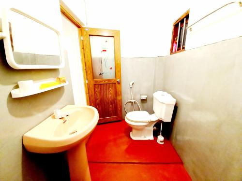 希克杜沃Coco Garden Villas的浴室配有白色卫生间和盥洗盆。