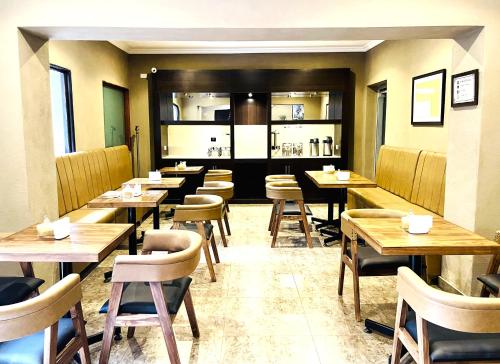 库斯科CASA MONTES PARDO的用餐室配有木桌和椅子