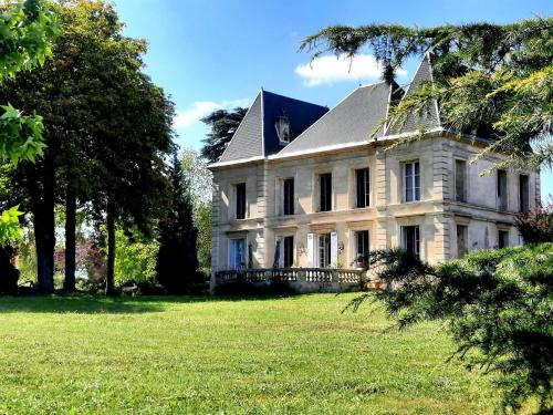BayonChateau Tanesse de Tourny的草地上一座白色的大房子