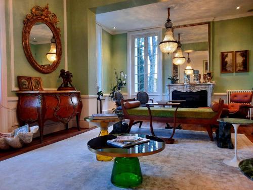 BayonChateau Tanesse de Tourny的客厅配有沙发和桌子