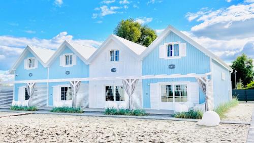 梅尔诺BALTIC FAMILY Premium的蓝色的白色房子