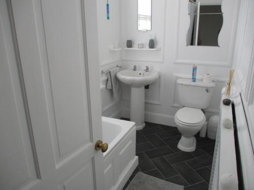 赖德Lovely Spacious 3 Bedded First Floor Apartment的白色的浴室设有卫生间和水槽。