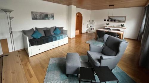 OmmersheimFerienwohnung Kessler的客厅配有沙发和椅子