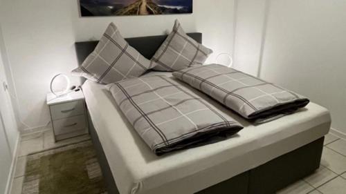 OmmersheimFerienwohnung Kessler的一张床上有两个枕头的房间