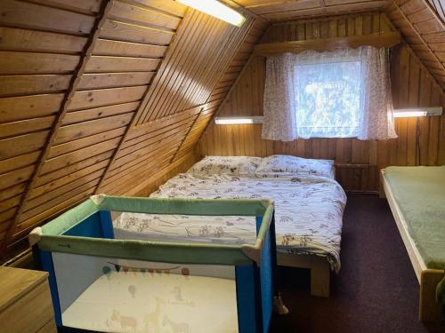 Valašská BystřiceÚtulná chaloupka na Valašsku的小木屋内一间卧室,配有一张床