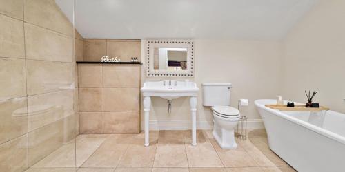 巴恩斯利Chantry House的浴室配有盥洗盆、卫生间和浴缸。