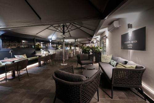 罗马Hotel 77 Seventy-Seven - Maison D'Art Collection的一间带沙发和桌椅的餐厅