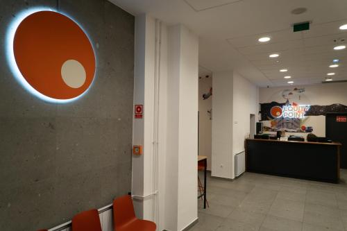 布达佩斯Equity Point Budapest的一个带橙色椅子和柜台的办公大厅