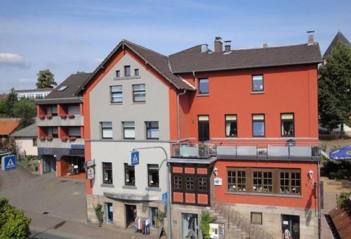 艾兴策尔Frühstückshotel Landgasthof Kramer的建筑物的顶部景观