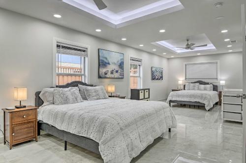 布朗斯维尔Spacious Texas Vacation Home Near Gulf Coast的一间卧室设有两张床和天花板