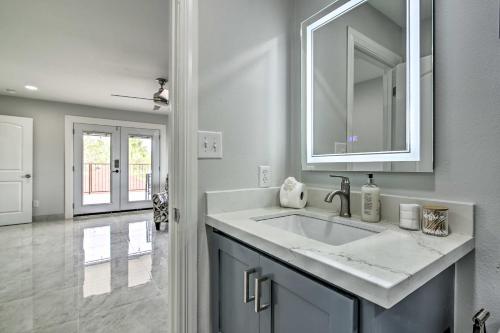 布朗斯维尔Cozy Texas Gulf Coast Vacation Rental with Patio!的白色的浴室设有水槽和镜子