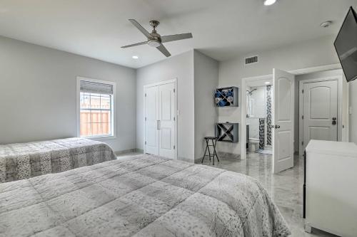 布朗斯维尔Cozy Texas Gulf Coast Vacation Rental with Patio!的一间卧室配有两张床和吊扇