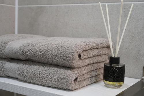 约纳瓦Apartment Secret的浴室桌子上一堆毛巾