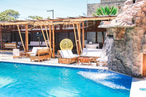 普拉亚弗朗西丝Hotel Pousada Mahon Mar的一个带椅子的游泳池以及一座房子