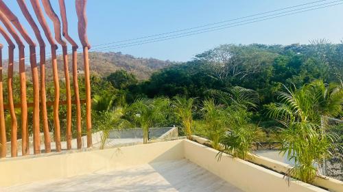 锡瓦塔塔内霍Luana suites- Suite Koya的房屋的阳台享有风景。