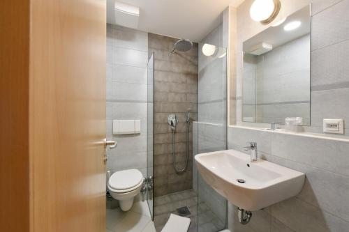 维也纳肯瑞托酒店的一间带水槽、卫生间和淋浴的浴室