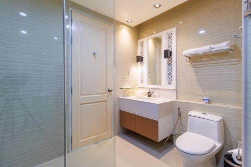 佛丕Sea Sand Sun Hua Hin Resort的浴室配有卫生间、盥洗盆和淋浴。