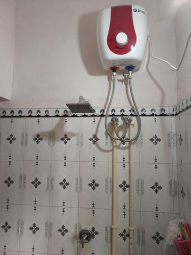 西里古里Lama Residence的浴室淋浴顶部的摄像头