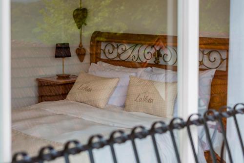 格拉玛多Pousada La Vista的一张带白色床单和枕头的床