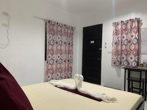 莫阿尔博阿Fil's Resort的一间设有红色和白色窗帘的床的客房