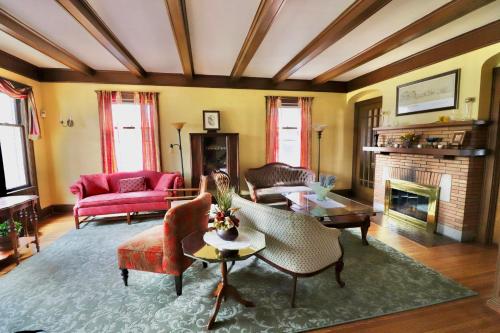 尼亚加拉瀑布The Marshall House的客厅配有家具和壁炉