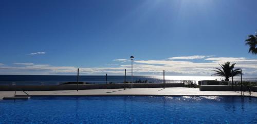 马拉加Casares del Mar Luxury Apartment的大型海景游泳池