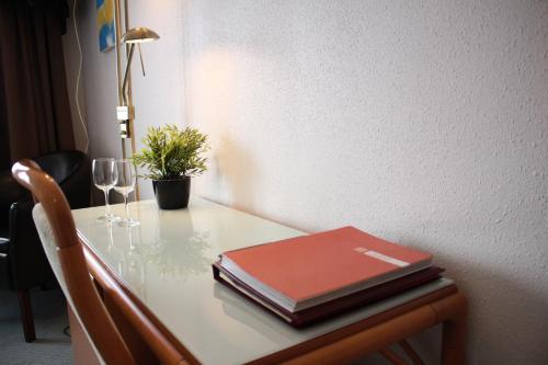 华姆斯唐吉North Star Staðarflöt的一张桌子,上面放着书和酒杯