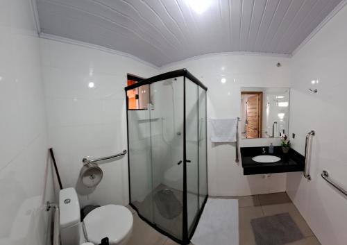 特雷齐蒂利亚斯Hospedaria Maviane Executive的带淋浴、卫生间和盥洗盆的浴室