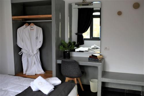 Éxo GoniáA Lux Villas Santorini的一间卧室配有一张床、一张书桌和一面镜子